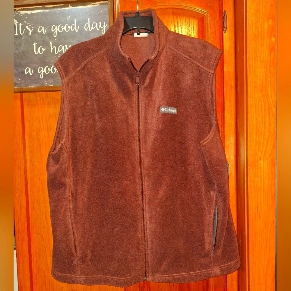 Columbia Brown Fleece Vest In A Mens Size XL.  Outdoor Essential, Closet Staple